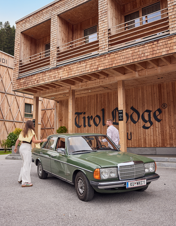 Tirol Lodge Ellmau von außen mit einem Auto im Vordergrund
